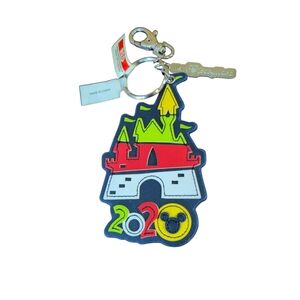 Disney Parks Walt Disney World 2020 Castle Vinyl Keychain And Charm